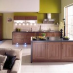 Paredes verdes de cocina con muebles marrones