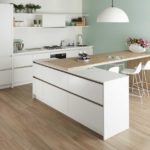 Бар бар с остров в светла кухня