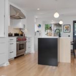 Ламиниран паркет в кухнята на частна къща