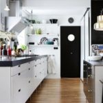 Черна врата в бялата стена на кухнята