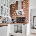 Наклонена качулка на тухлена стена