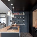 Минималистични черни стени на кухнята