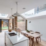 Кухненски остров с мивка в бял плот