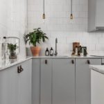 Електрически крушки на шнурове вместо тела в кухнята в частна къща