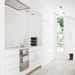 Бяла кухня с дъска