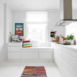 Ярък килим на пода на кухнята с бели стени