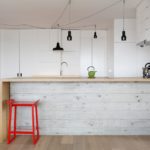 Червено столче пред бяла лента