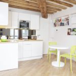 Жълти столове и бяла кръгла маса