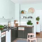 Сини кухненски стени със сиви мебели