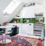 Ярък килим в кухнята на селска къща