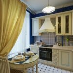 Rideau jaune sur la fenêtre de la cuisine