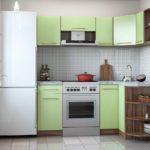 Réfrigérateur près de la fenêtre de la cuisine avec coin