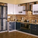 Finition d'un tablier avec des planches de bois