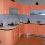 Casque rose avec façades courbes