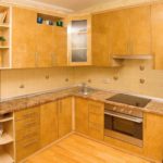 Ensemble de cuisine d'angle avec rebord dans le mur