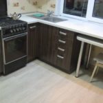 Table extensible sous le rebord de la fenêtre de la cuisine