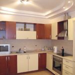 Plafond à deux niveaux dans la conception de la cuisine