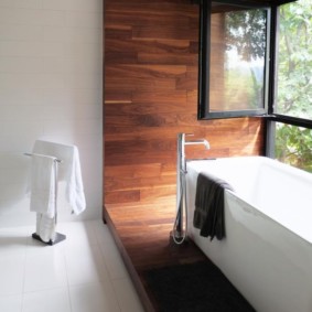 Baignoire en acrylique sur un podium en bois