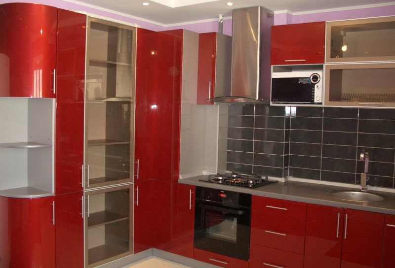 Casque de façades rouges avec une trousse dans le coin