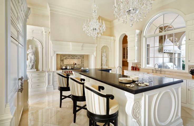 Lustres en cristal à l'intérieur d'une cuisine néoclassique