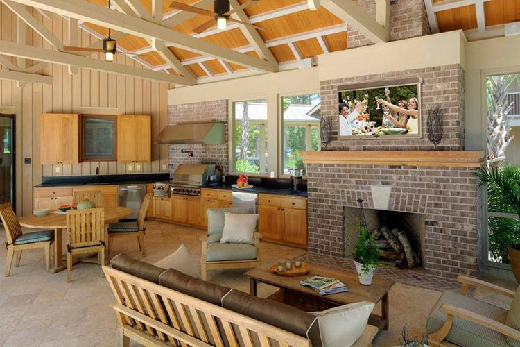 Ευρύχωρο εσωτερικό καλοκαιρινό σαλόνι με τζάκι