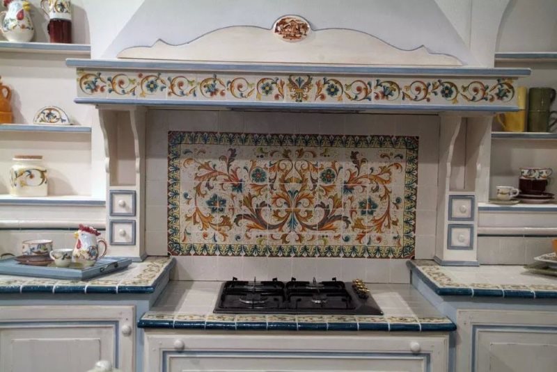 Telha cerâmica com azulejos no avental da cozinha