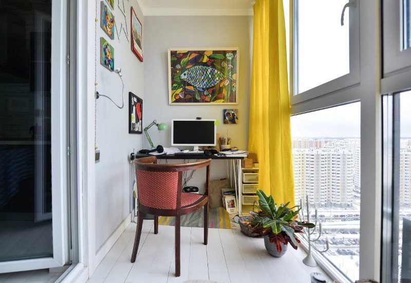 Rideau jaune sur la fenêtre du bureau sur le balcon