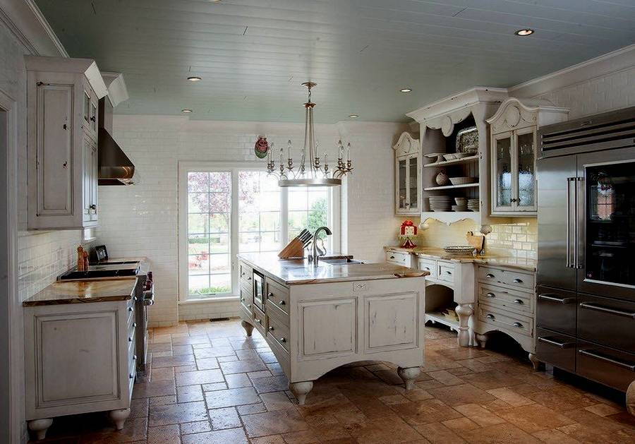 กระเบื้องหินบนพื้นของห้องครัวสไตล์โปรวองซ์