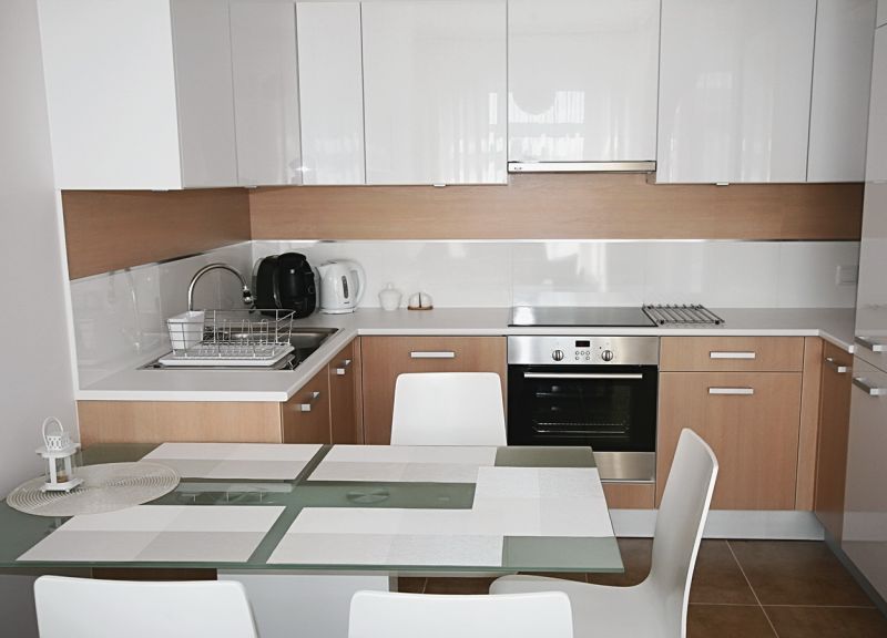 Set de cappuccino-alb într-o bucătărie mică