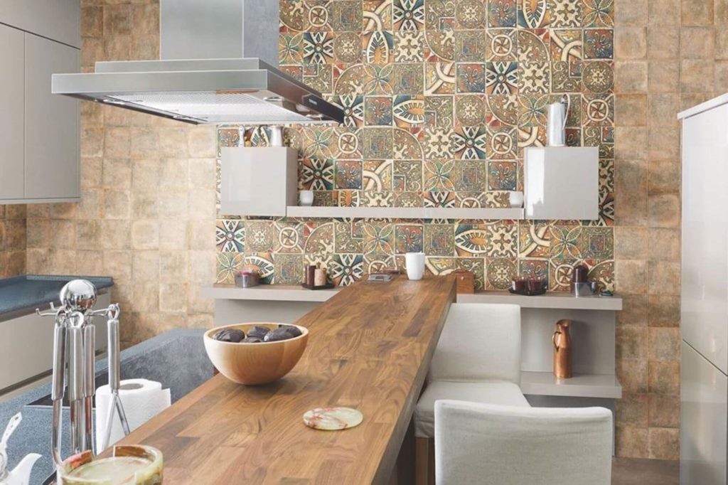 Azulejos na parede da cozinha com uma barra de café da manhã
