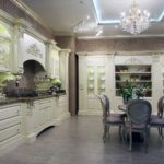 Γκρίζο πάτωμα σε κλασική κουζίνα