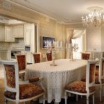 Φωτεινό τραπεζομάντιλο στο τραπέζι