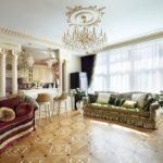 Παρκέ δάπεδο σε ένα δωμάτιο με δύο καναπέδες