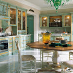 Γεύμα ομάδα στο σαλόνι-κουζίνα