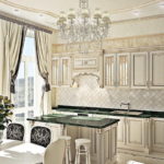 Γυάλινο πολυέλαιό πάνω από το νησί της κουζίνας