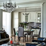 Κορνίζες στην οροφή της κουζίνας-σαλόνι