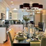 Μαύρα φώτα πολυέλαιος στην οροφή του καθιστικού κουζίνας