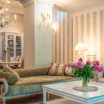 ριγέ ταπετσαρία στον τοίχο του καθιστικού