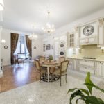 Σχεδιασμός μιας μεγάλης κουζίνας καθιστικού