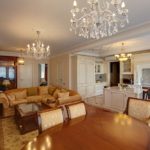 Λακαρισμένη επιφάνεια ενός ξύλινου τραπέζι