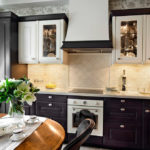 Κουκούλα πάνω από μια σόμπα αερίου στο σαλόνι-κουζίνα