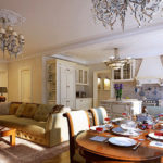 Λευκά πιάτα σε καφέ πάγκο