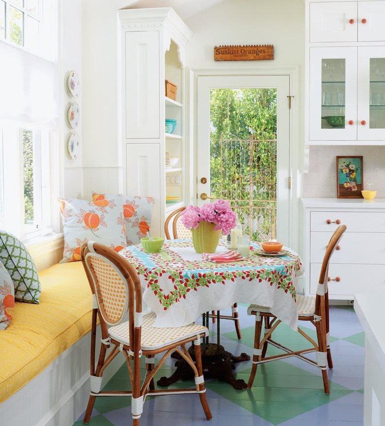 Ярка покривка на масата в зоната за хранене на кухнята