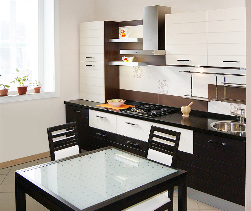 Diseño de cocina con fachadas combinadas.