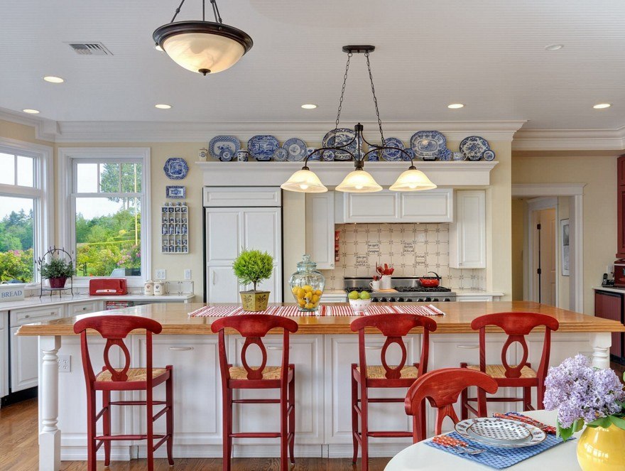 Бар столове в червено дърво