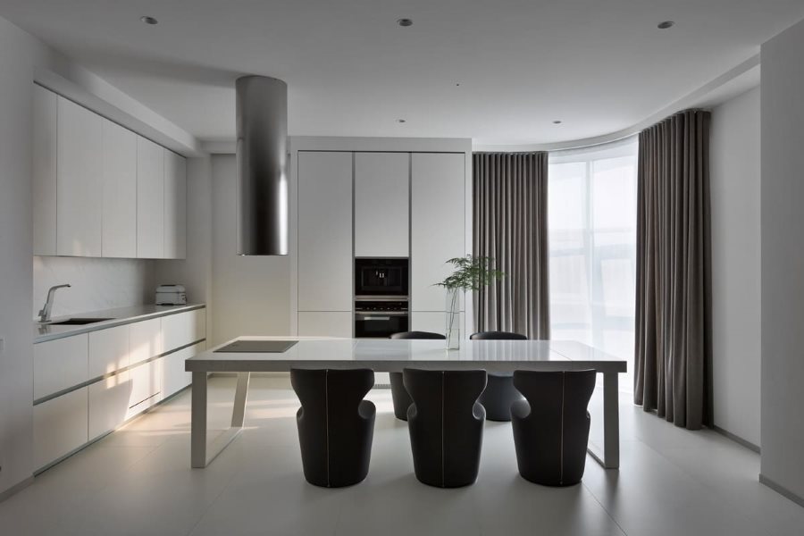 Κουρτίνα πάνω από το νησί της κουζίνας