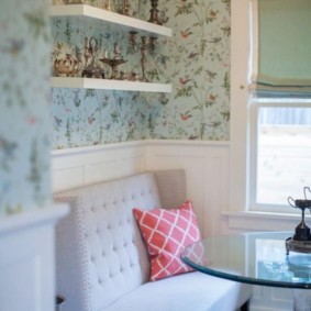 Oreiller lumineux sur un canapé lumineux