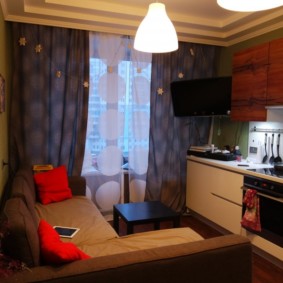 Oreillers rouges sur les côtés opposés du canapé