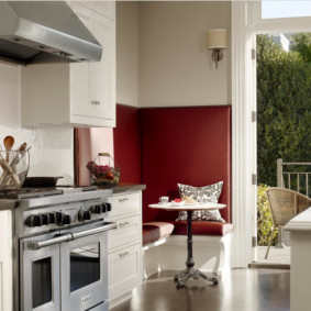 Hotte en dôme sur une cuisinière à gaz