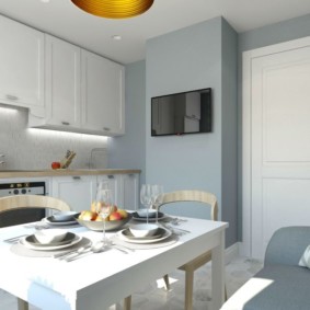 Télévision noire sur mur gris